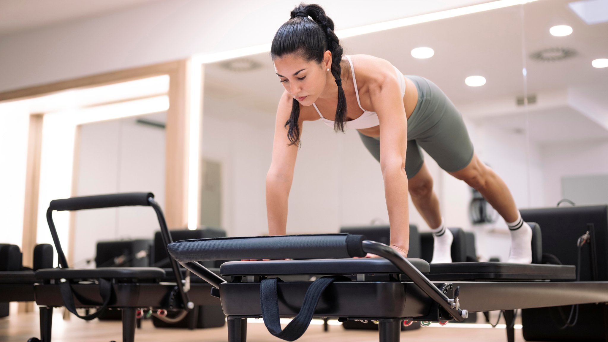 Frau beim Pilates-Training (Symbolbild)