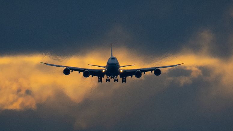 Eine Boeing 747 setzt im letzten Tageslicht auf dem Flughafen Frankfurt zur Landung an. | Bild:dpa-Bildfunk/Boris Roessler