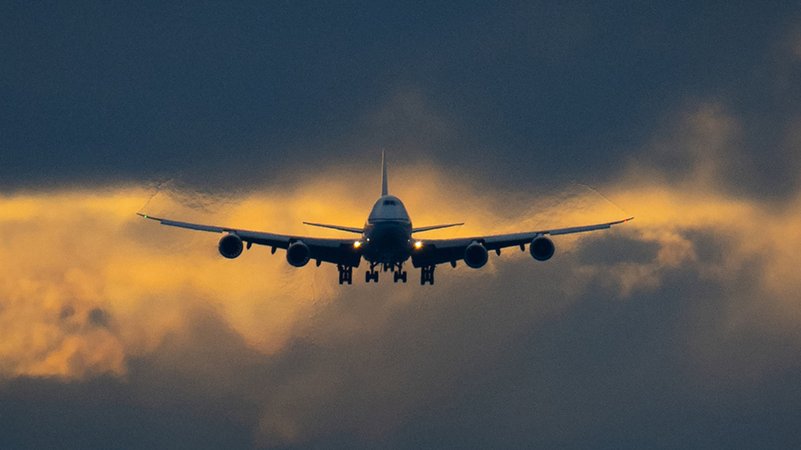Eine Boeing 747 setzt im letzten Tageslicht auf dem Flughafen Frankfurt zur Landung an.