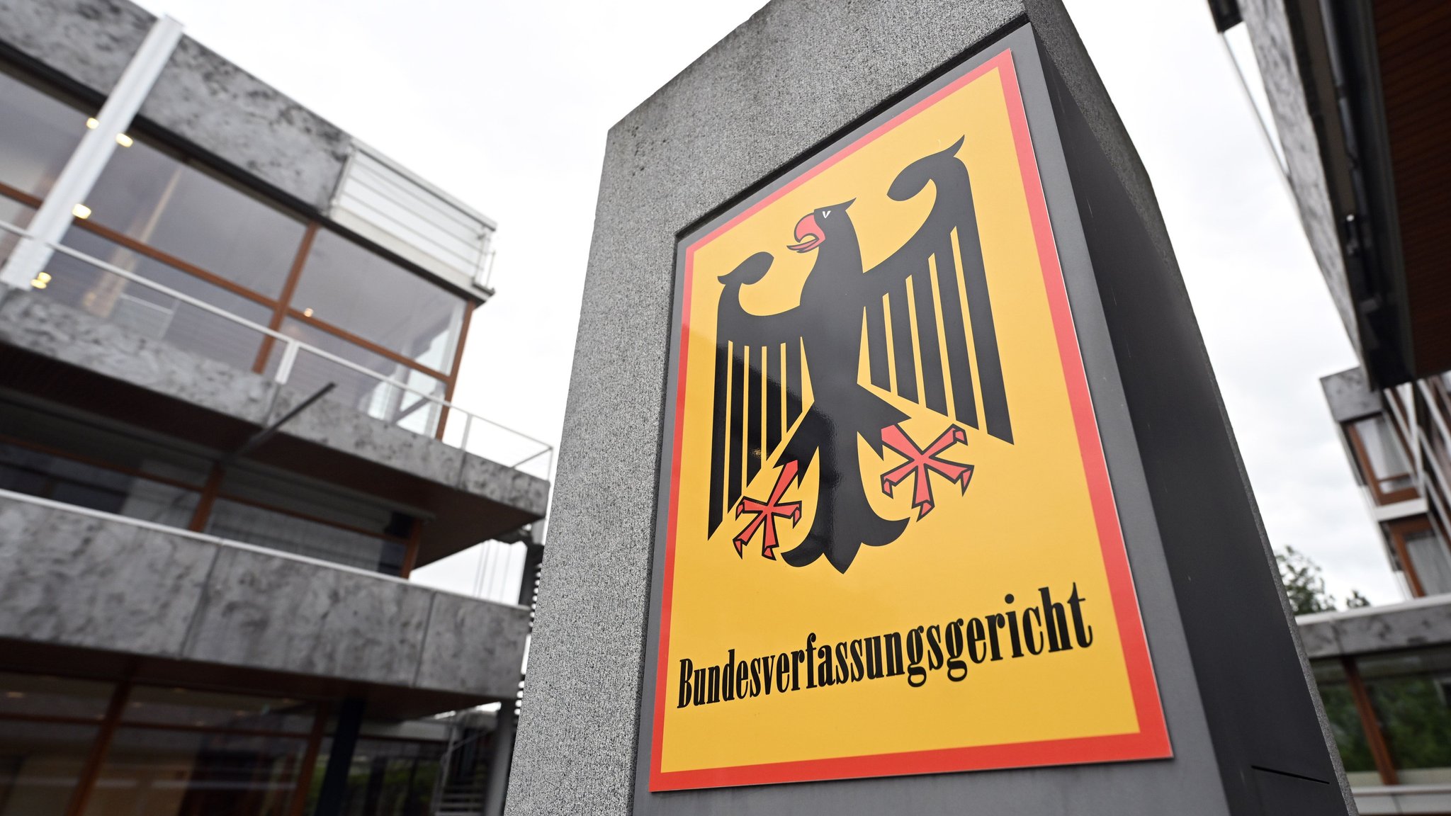 Ein Hinweisschild mit Bundesadler und dem Schriftzug Bundesverfassungsgericht, aufgenommen vor dem Gericht. | Bild: dpa-Bildfunk/Uli Deck Ein Hinweisschild mit Bundesadler und dem Schriftzug Bundesverfassungsgericht, aufgenommen vor dem Gericht.