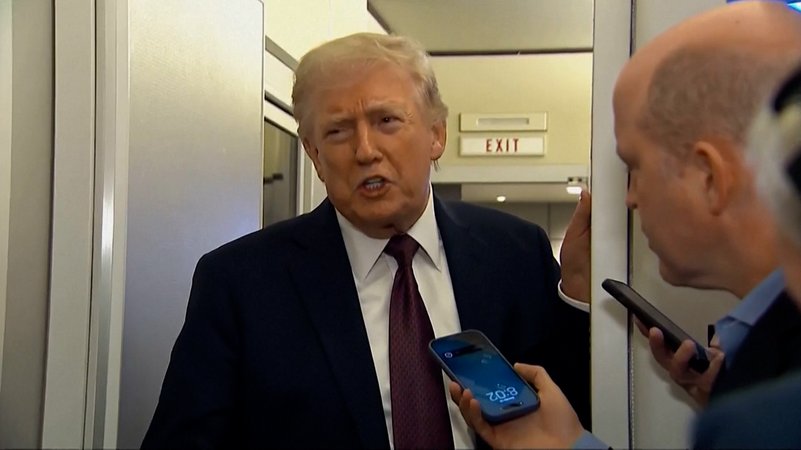 Donald Trump gibt Interview in einem Flugzeug | Bild: BR Donald Trump gibt Interview in einem Flugzeug