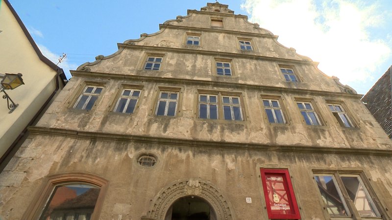 Der Marktplatz 19 in Aub aus dem 14. Jahrhundert steht zum Verkauf. Die markante Renaissance-Fassade entstand im 16. Jahrhundert.