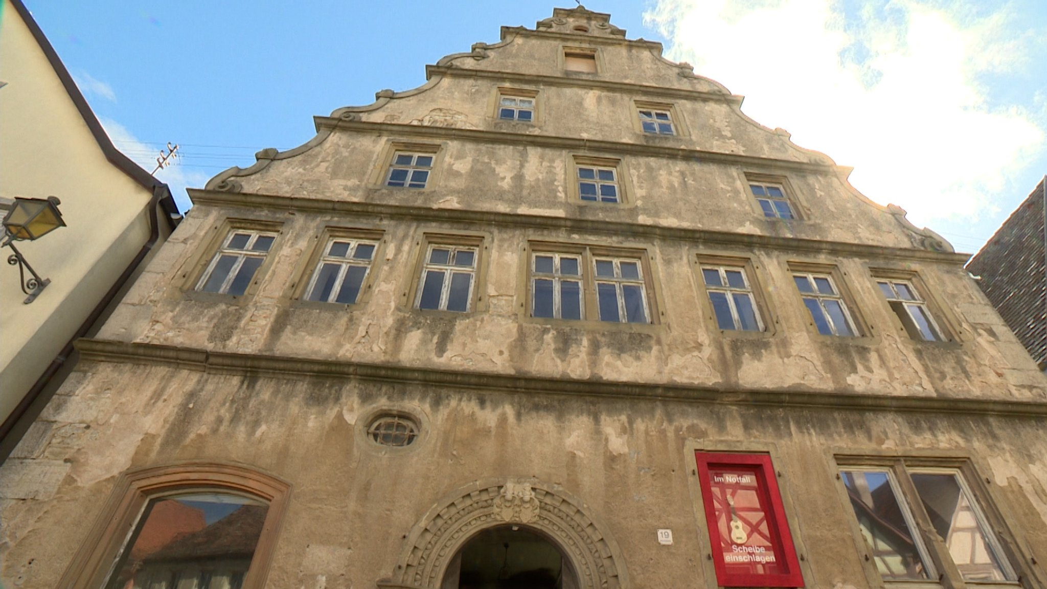 Der Marktplatz 19 in Aub aus dem 14. Jahrhundert steht zum Verkauf. Die markante Renaissance-Fassade entstand im 16. Jahrhundert.