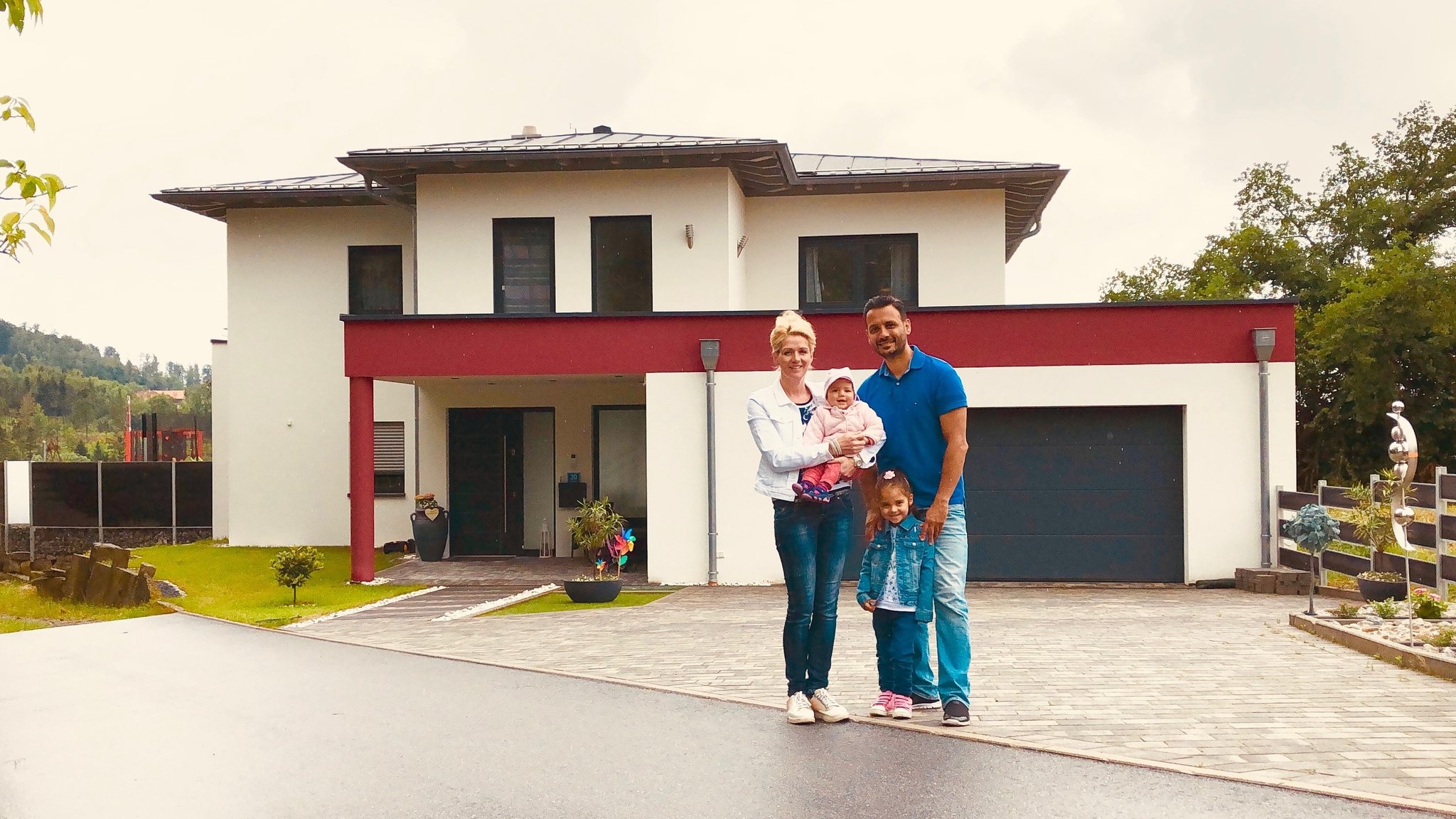 Familie Heidary vor ihrem Haus im Landkreis Passau. 