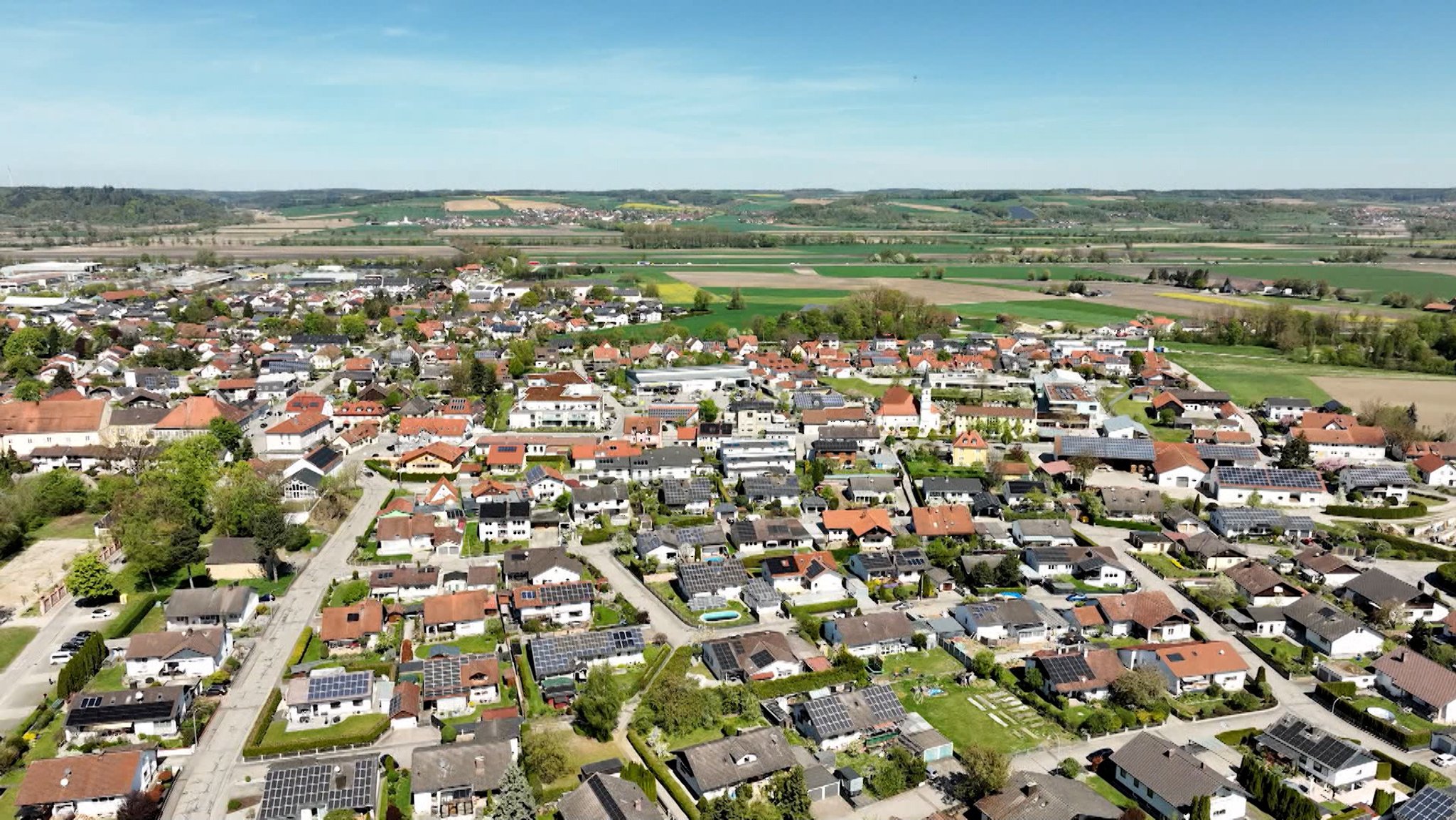 Blick aus der Luft auf ein Wohngebiet in Bayern.