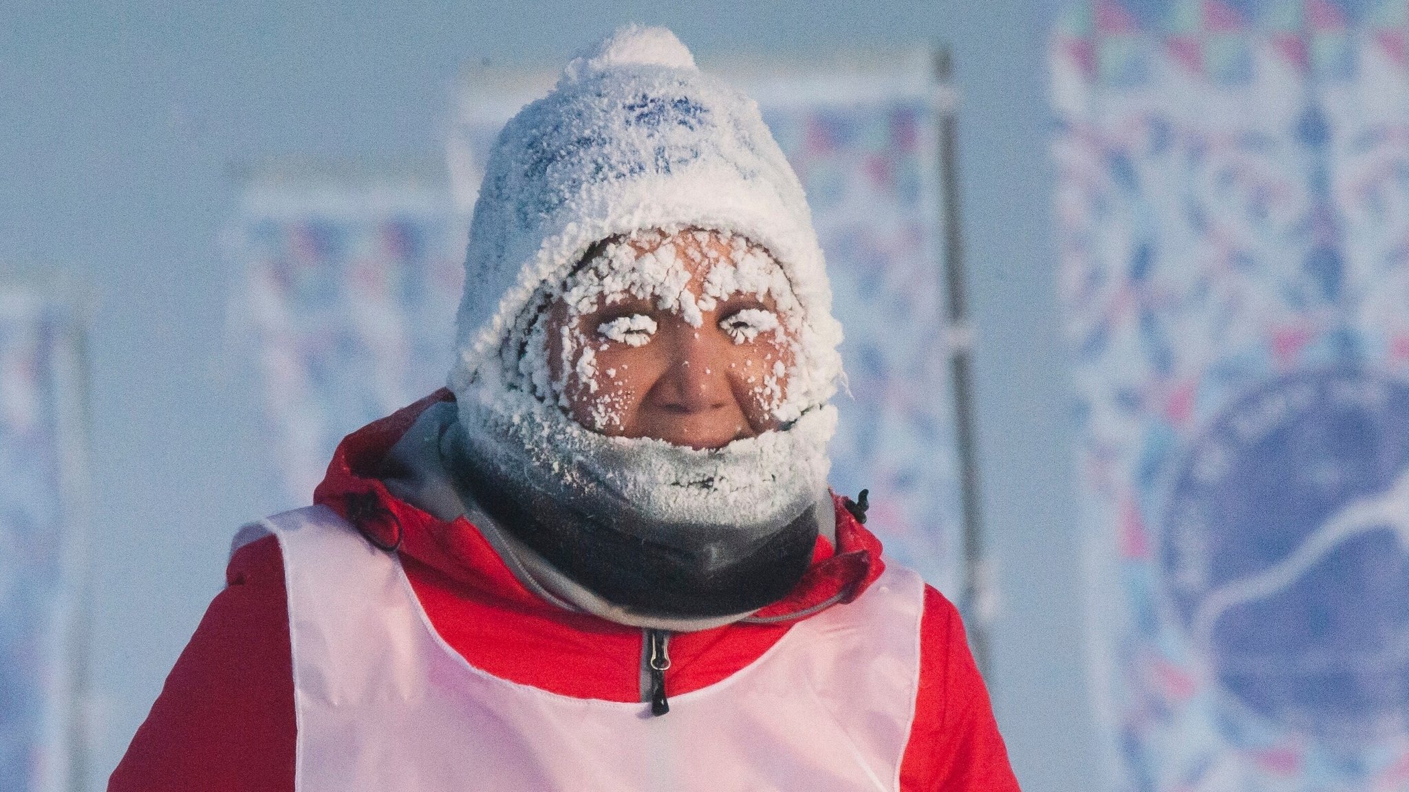 Ein Läufer nimmt am Internationalen kältesten Marathon der Welt bei minus 53 Grad im russischen Fernen Osten teil. | Bild: picture alliance / ASSOCIATED PRESS | Ivan Nikiforov Ein Läufer nimmt am Internationalen kältesten Marathon der Welt bei minus 53 Grad im russischen Fernen Osten teil.