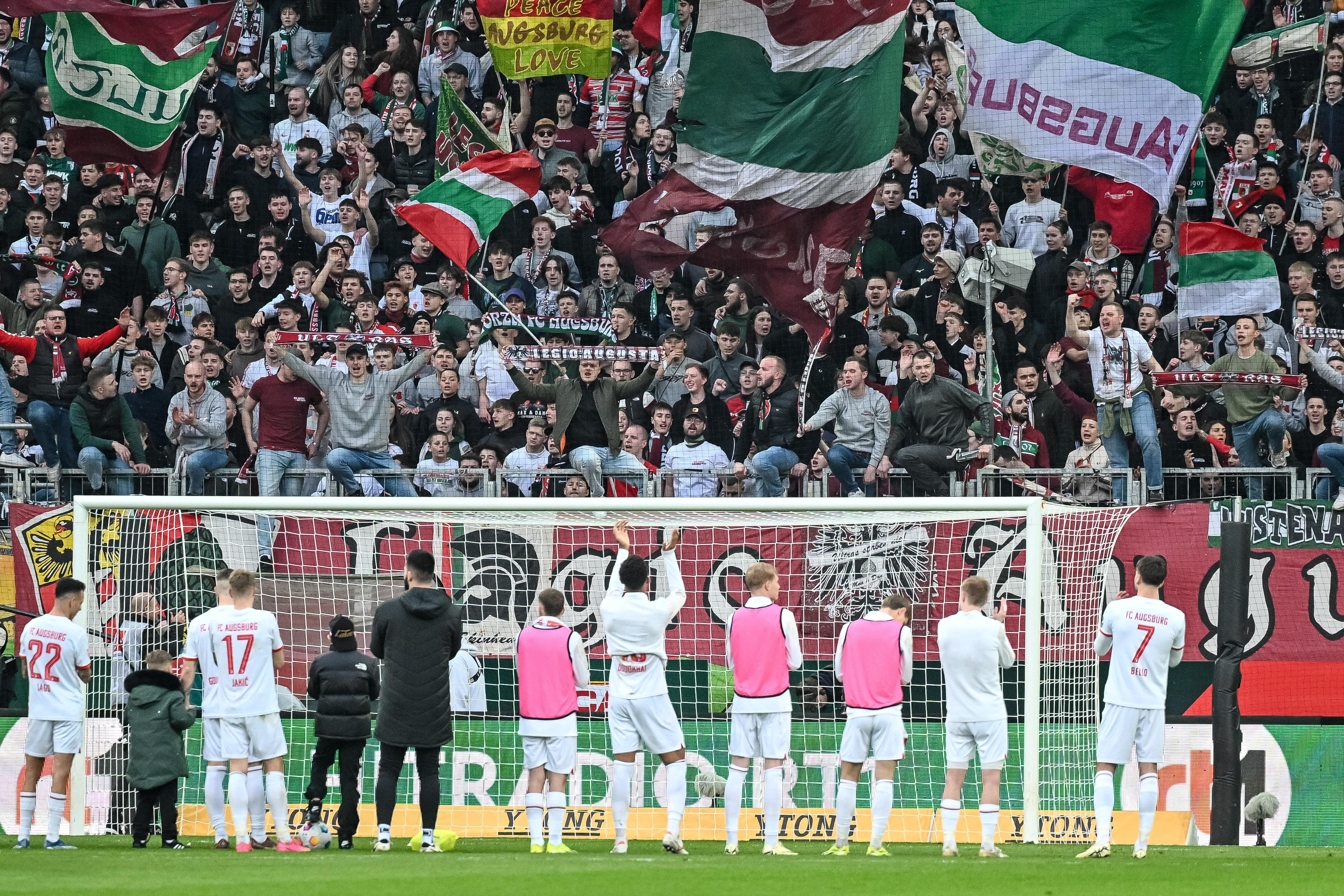 Augsburger Spieler lassen sich nach dem 1:0 gegen Heidenheim von den Fans feiern