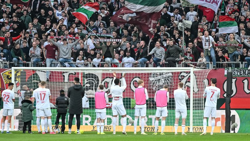 Augsburger Spieler lassen sich nach dem 1:0 gegen Heidenheim von den Fans feiern
