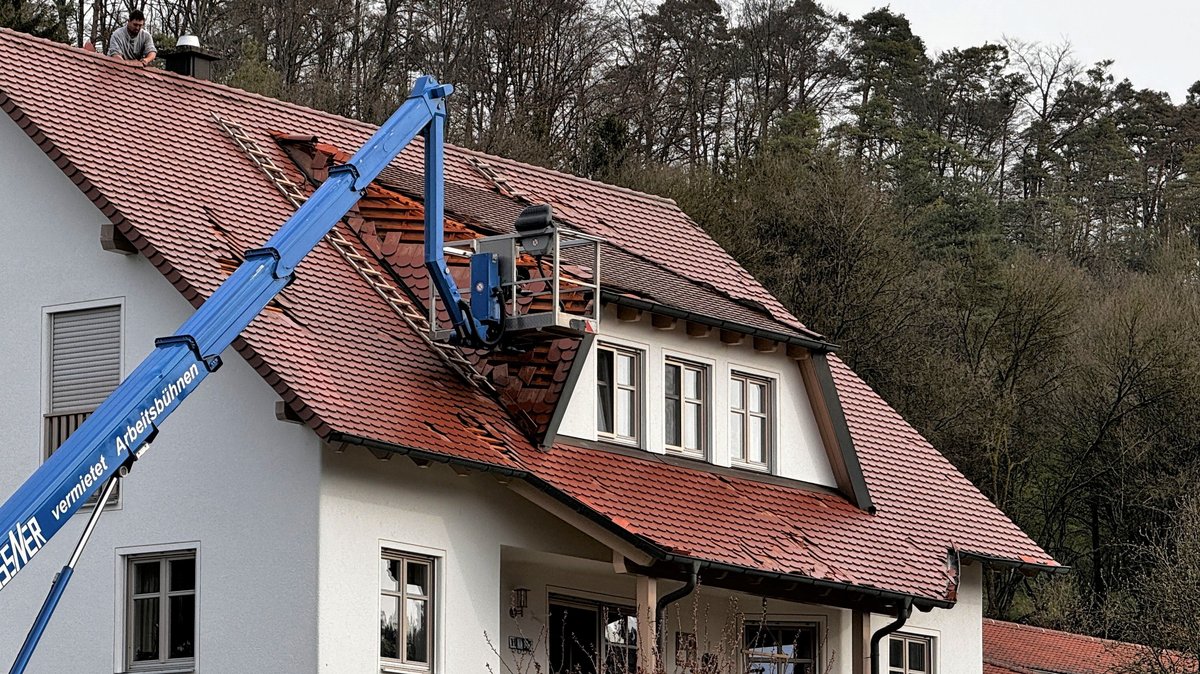 Reparaturarbeiten nach dem Sturm an einem Hausdach