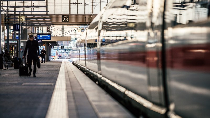 Symbolbild: Zug am Gleis | Bild: BR / Fabian Stoffers Symbolbild: Zug am Gleis