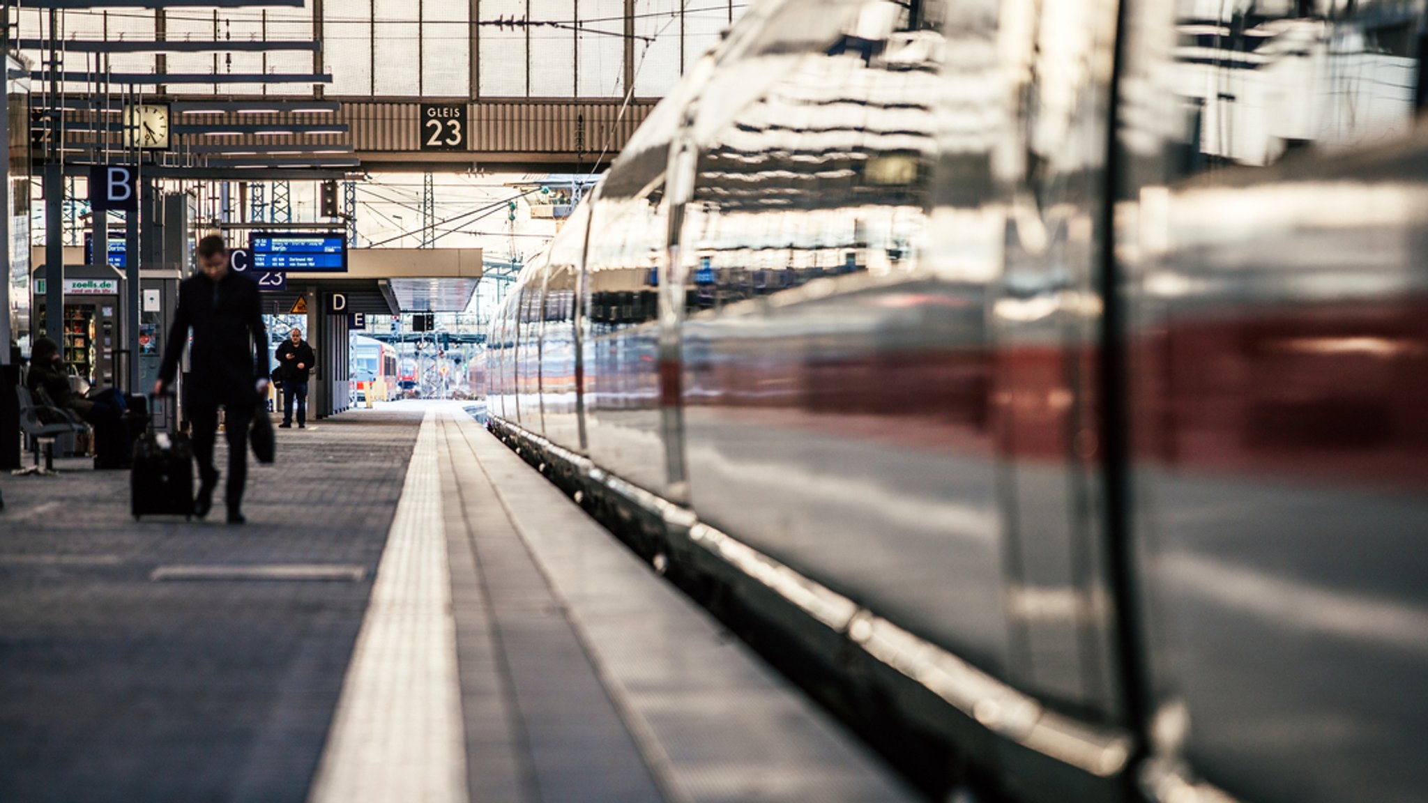 Symbolbild: Zug am Gleis | Bild: BR / Fabian Stoffers Symbolbild: Zug am Gleis