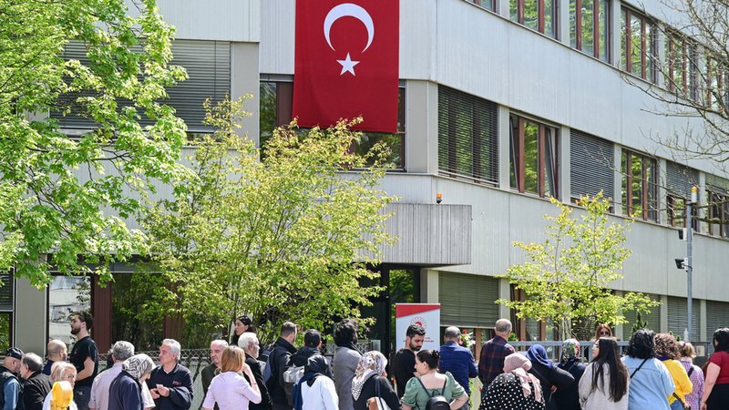 04.05.2023, Stuttgart: Wahlberechtigte Türken stehen vor einem Wahllokal in Stuttgart zur Abstimmung für die Türkei-Wahlen. 