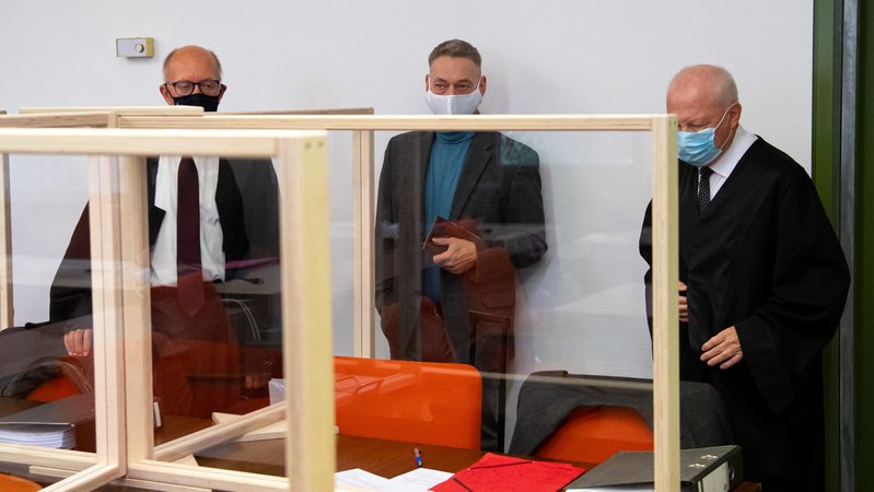 Der Angeklagte Hans-Jürgen von Bose (M.) steht vor Prozessbeginn zusammen mit seinen Anwälten Steffen Ufer (r.) und Wolfgang Bendler im Landgericht München im Verhandlungssaal.