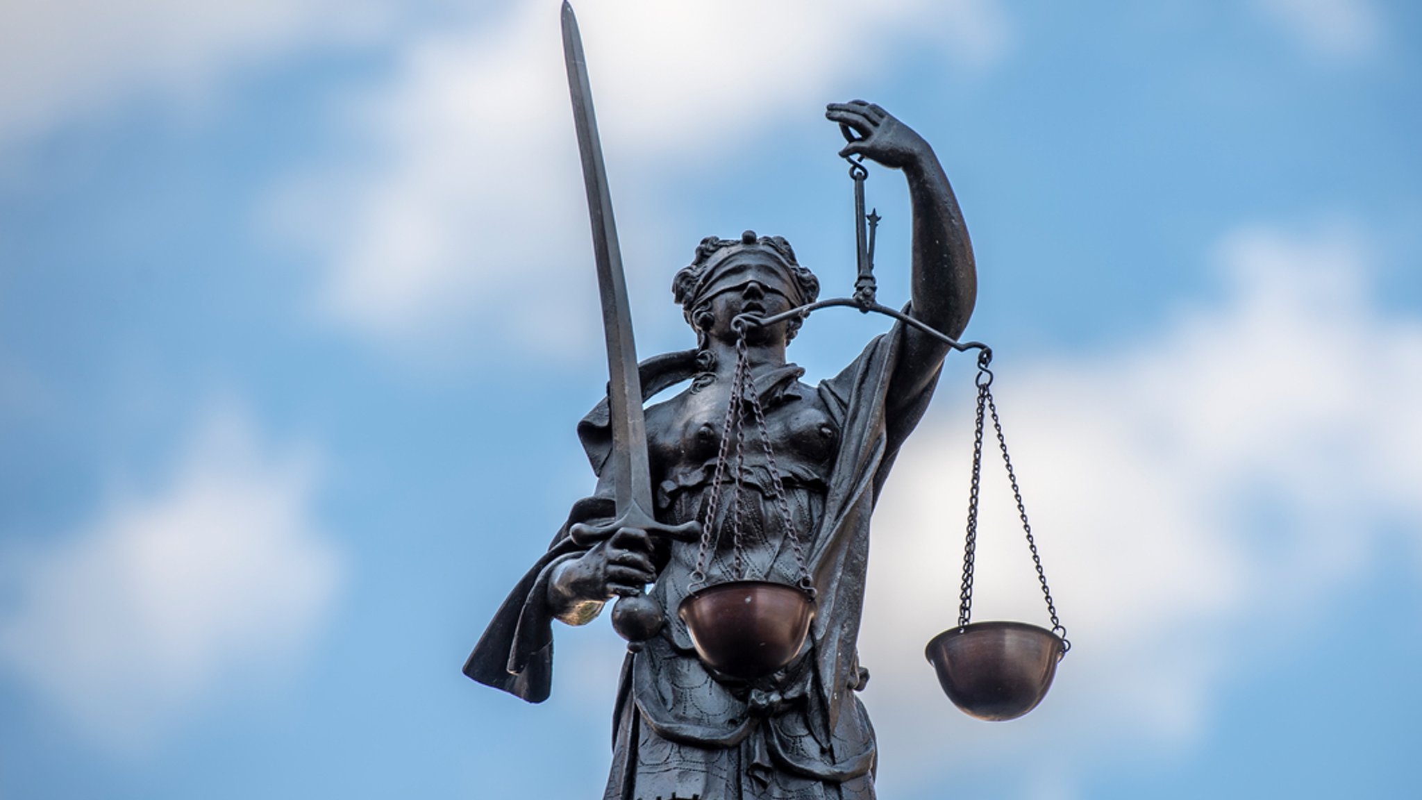 Figur der Justizia auf einem Justizgebäude (Symbolbild)