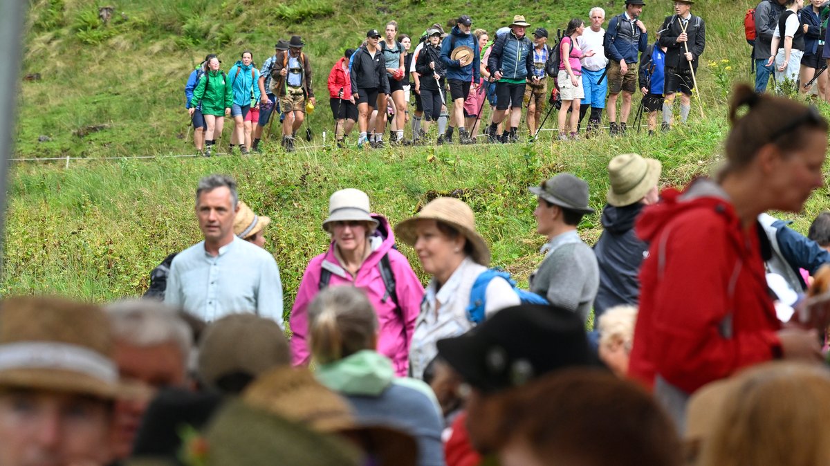 Teilnehmer der jährlichen Hauptalmbegehung des Almwirtschaftlichen Vereins Oberbayern wandern am 07.08.24 im Labergebiet.