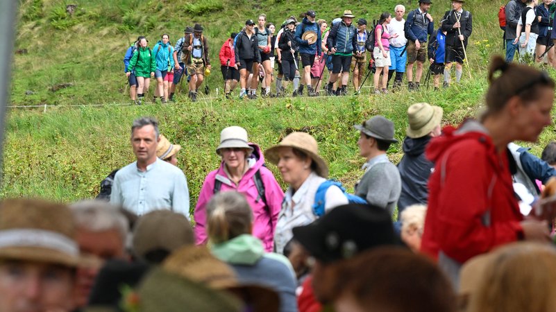 Teilnehmer der jährlichen Hauptalmbegehung des Almwirtschaftlichen Vereins Oberbayern wandern am 07.08.24 im Labergebiet. | Bild: pa/dpa/Uwe Lein Teilnehmer der jährlichen Hauptalmbegehung des Almwirtschaftlichen Vereins Oberbayern wandern am 07.08.24 im Labergebiet.