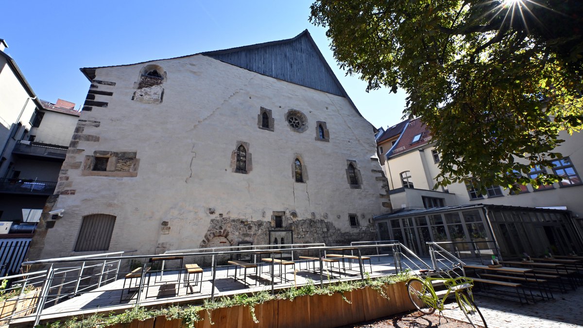 Die Sonne scheint über der Alten Synagoge in Erfurt. Ihre ältesten Bauspuren datieren um 1094. 