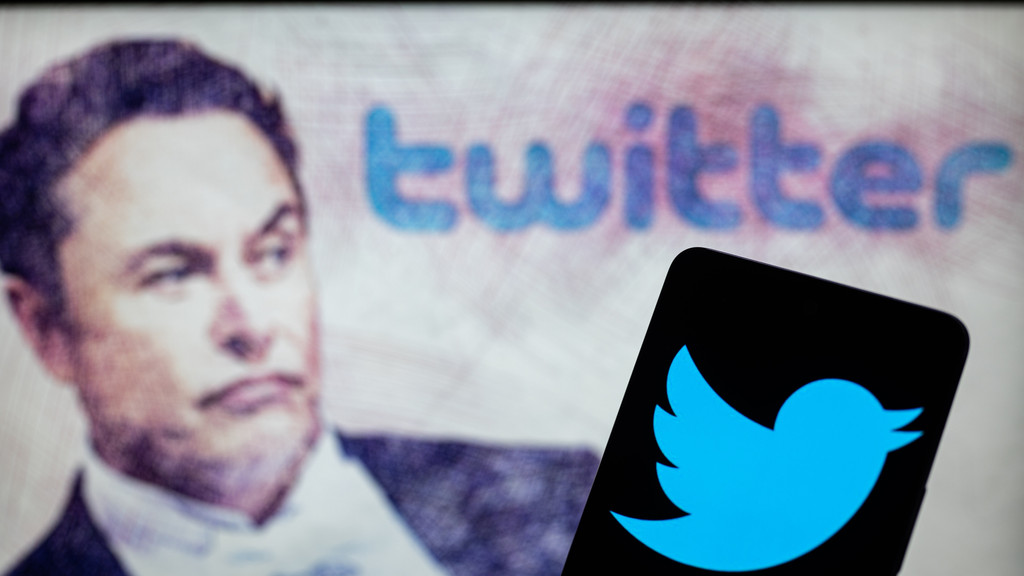 Illustration eines Portraits von Elon Musk neben dem Twitter-Schriftzug, davor ein Smartphone mit dem Vogel-Symbol des Twitter-Logos.