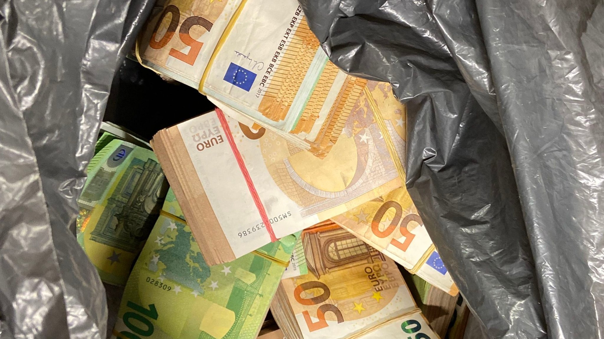 Fast eine Million Euro wurde in Tüten bei einer Kontrolle auf der A3 gefunden. 