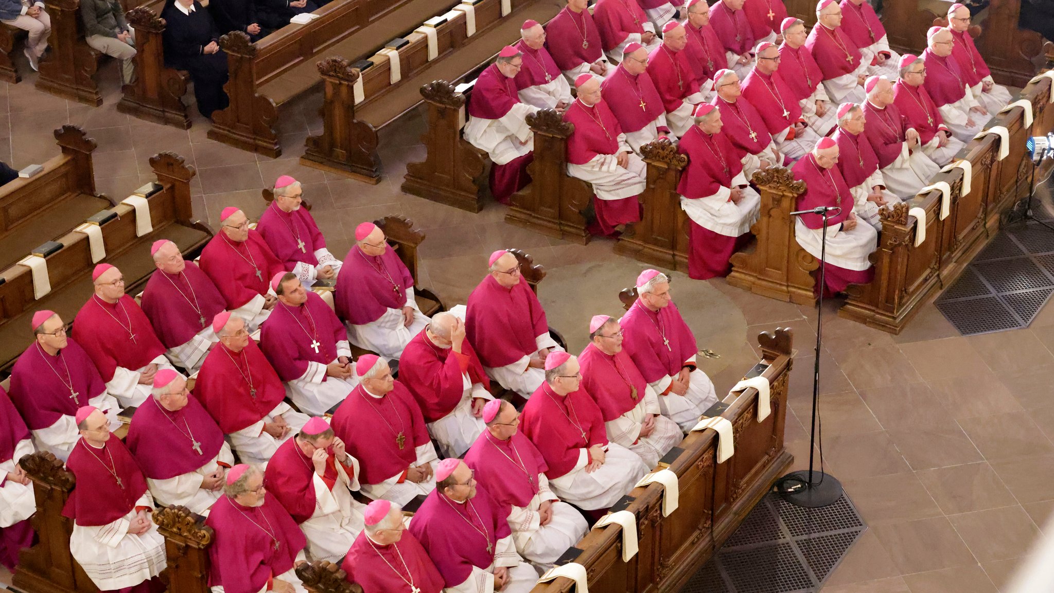 Archiv: Bischöfe beim Eröffnungsgottesdienst zur Herbst-Vollversammlung der Deutschen Bischofskonferenz im Dom zu Fulda 2024.