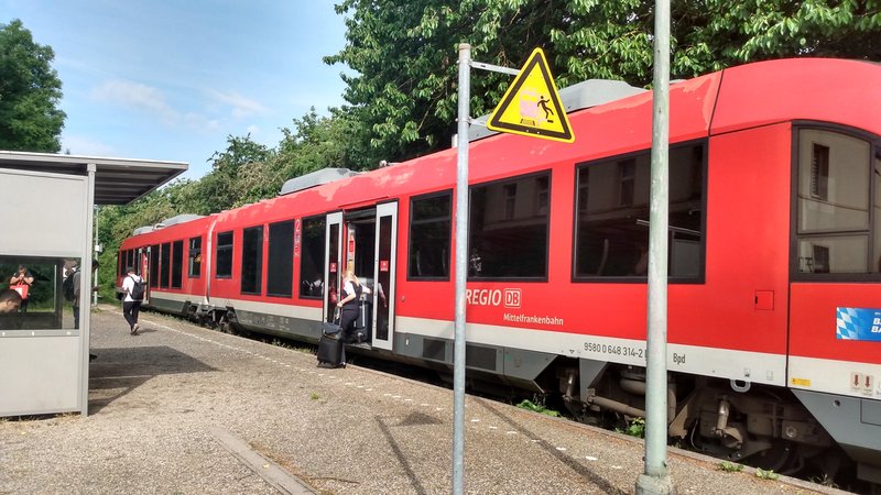 Roter Zug am Bahnhof von Langenzenn.
