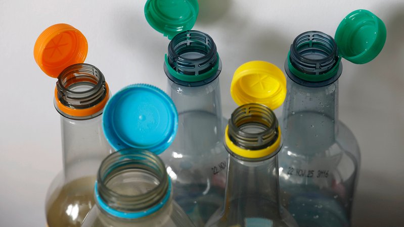 Pfandflaschen aus Plastik mit fest an der Flasche verbundenen Deckel (Symbolbild) | Bild: pa/Norbert Schmidt Pfandflaschen aus Plastik mit fest an der Flasche verbundenen Deckel (Symbolbild)
