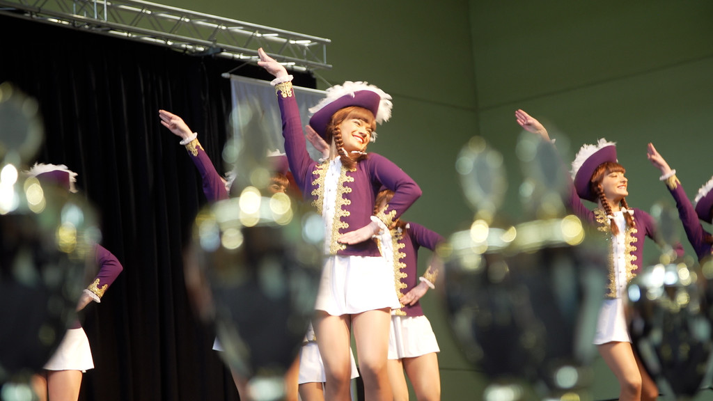 Die Tanzgarde "Buchnesia" in Pose, im Vordergrund stehen Pokale.