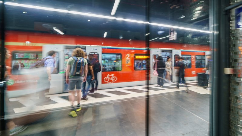 S-Bahn am Münchner Hauptbahnhof im Untergeschoss, die Türen sind auf, die Menschen steigen aus alles leicht unscharf | Bild: picture alliance/dpa | Andreas Arnold S-Bahn am Münchner Hauptbahnhof im Untergeschoss, die Türen sind auf, die Menschen steigen aus alles leicht unscharf