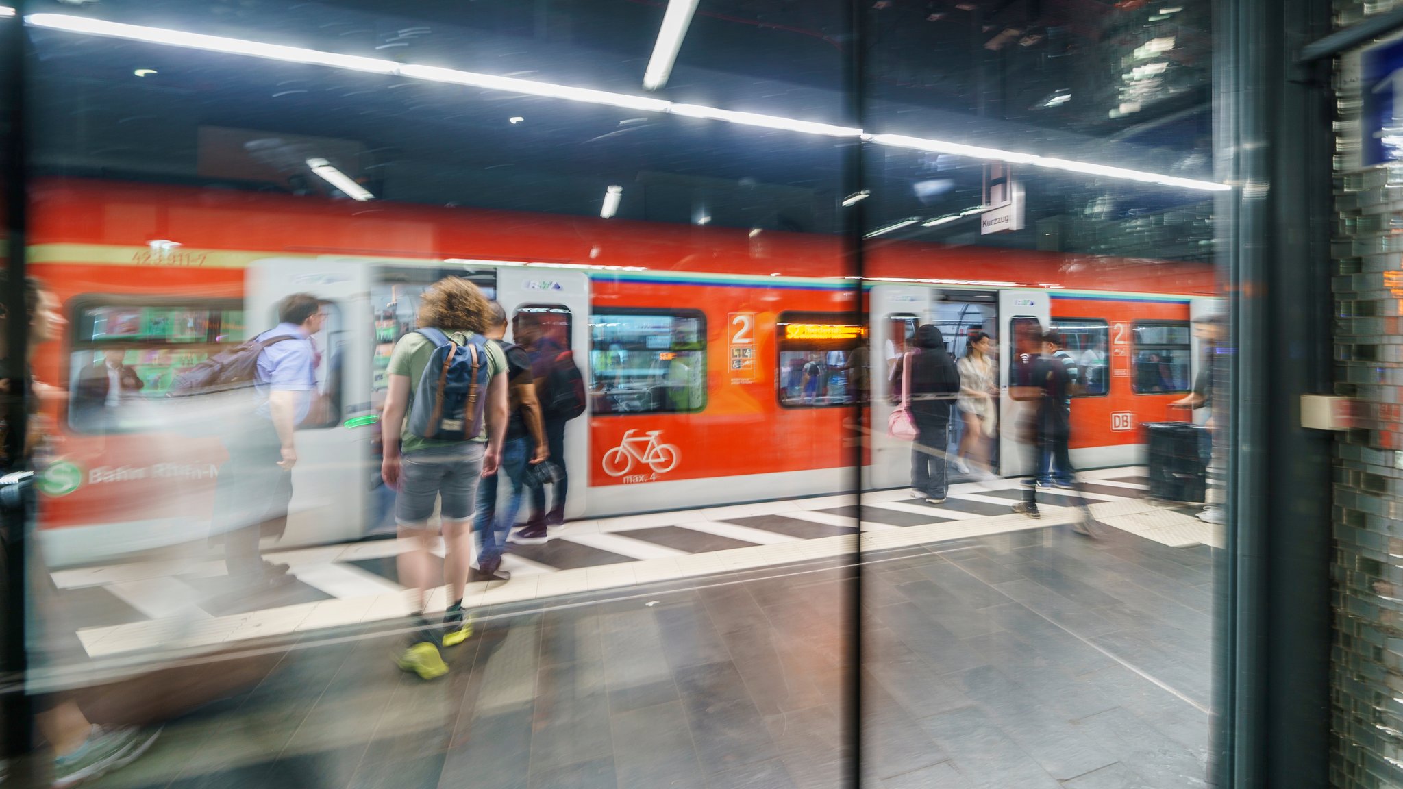 S-Bahn am Münchner Hauptbahnhof im Untergeschoss, die Türen sind auf, die Menschen steigen aus  alles leicht unscharf