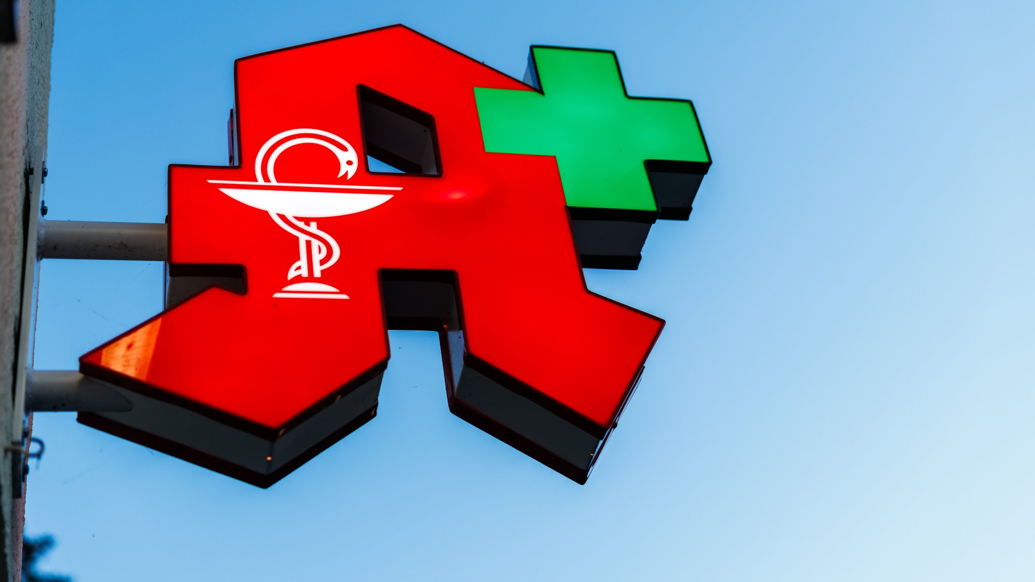 Logo einer Apotheke (Symbolbild) | Bild: pa/dpa/Matthias Balk Logo einer Apotheke (Symbolbild)