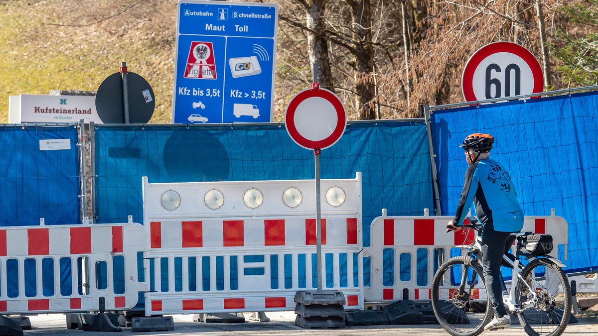 Fahrradfahrer vor geschlossener Grenze
