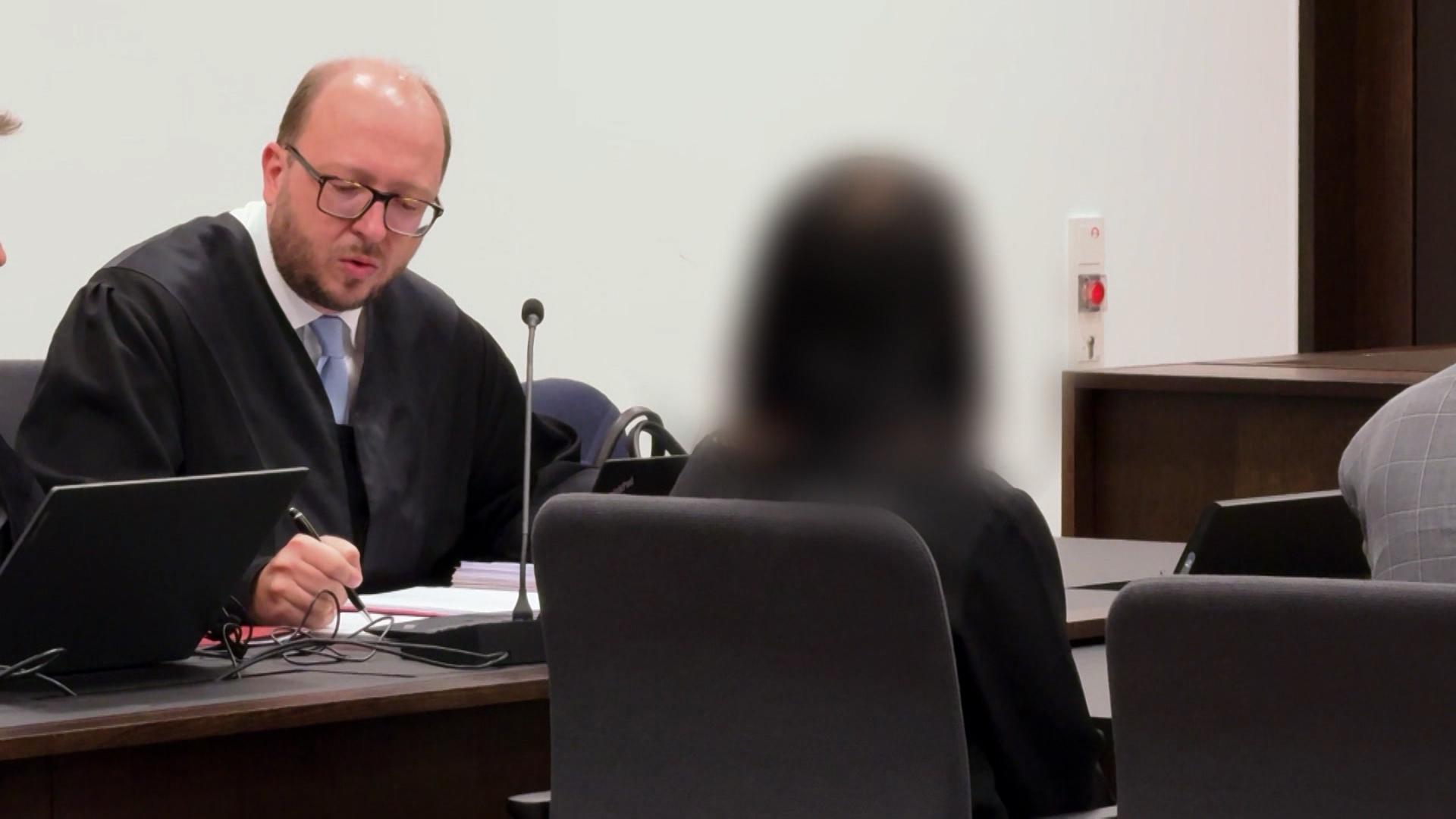 Frau wegen versuchten Mordes an Rollstuhlfahrer vor Gericht