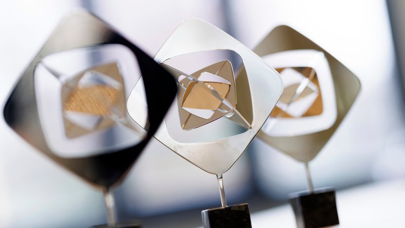 Drei Grimme-Preise in Nahaufnahme | Bild: picture alliance / Panama Pictures | Christoph Hardt Drei Grimme-Preise in Nahaufnahme