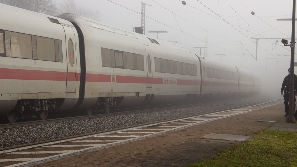 Ein Zug am Bahnhof Seubersdorf in der Oberpfalz. In dem ICE hatte es die Messerattacke auf mehrere Fahrgäste gegeben.