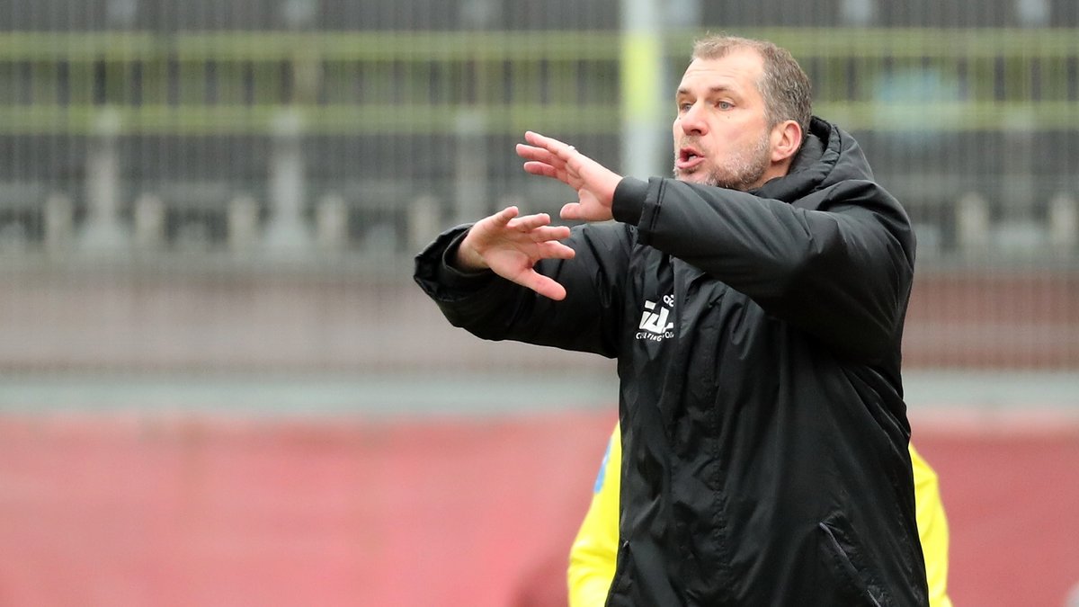 Trainer Jochen Seitz (SV Viktoria Aschaffenburg) gibt Anweisungen