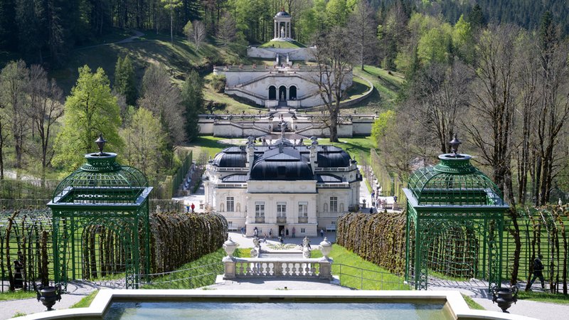 Schloss Linderhof besticht unter anderem mit seinen beeindruckenden Gartenanlagen. Bald könnte das Schloss den Unesco-Welterbe-Stempel tragen. | Bild: dpa-Bildfunk/Sven Hoppe Schloss Linderhof besticht unter anderem mit seinen beeindruckenden Gartenanlagen. Bald könnte das Schloss den Unesco-Welterbe-Stempel tragen.