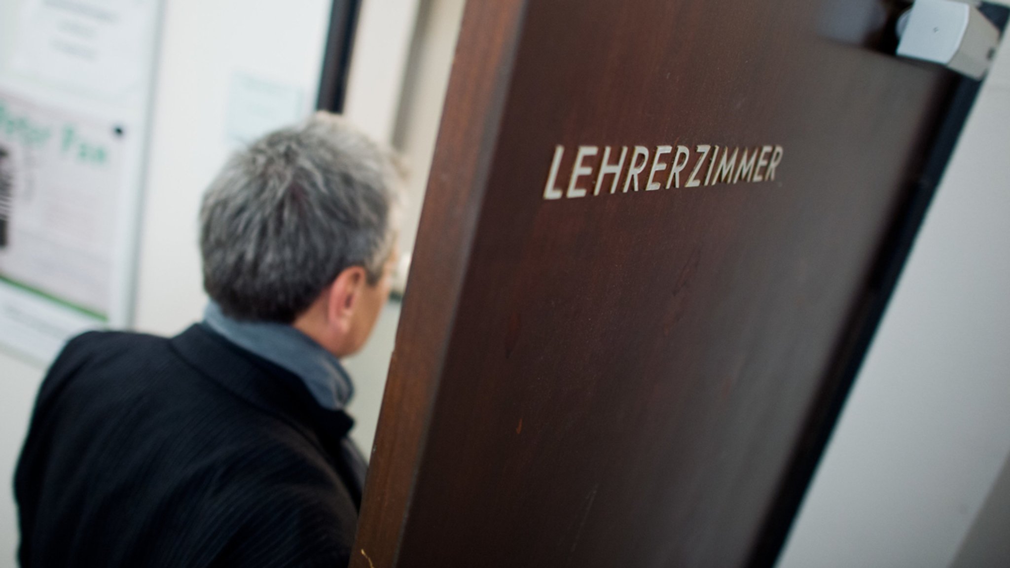 Lehrer vor dem Lehrerzimmer (Symbolbild)