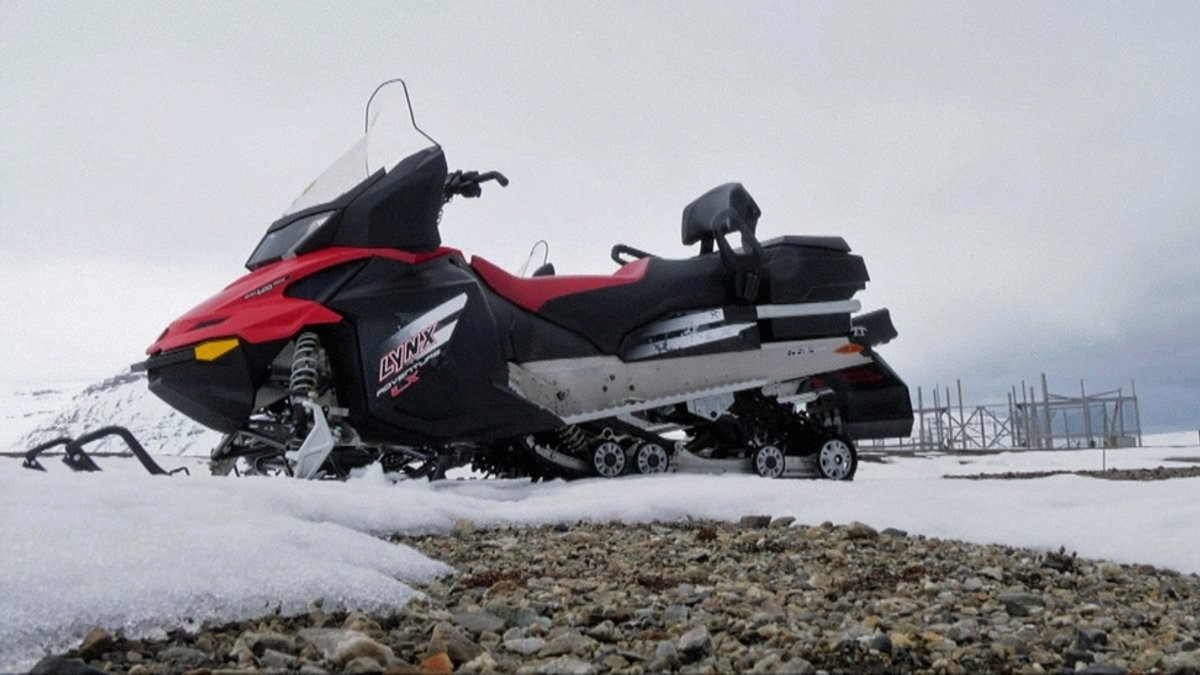 Gestrandetes Schneemobil auf Spitzbergen