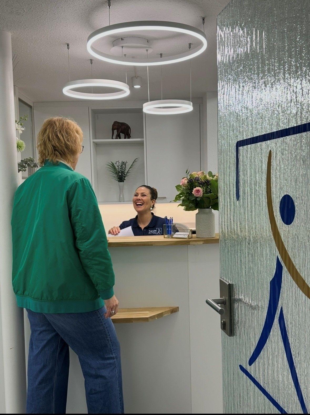 Larissa Vogel (rechts) am Empfang ihrer Praxis.