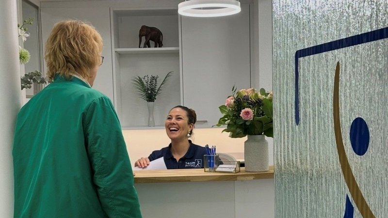 Larissa Vogel (rechts) am Empfang ihrer Praxis. | Bild: T-RAUM Physio Würzburg Larissa Vogel (rechts) am Empfang ihrer Praxis.