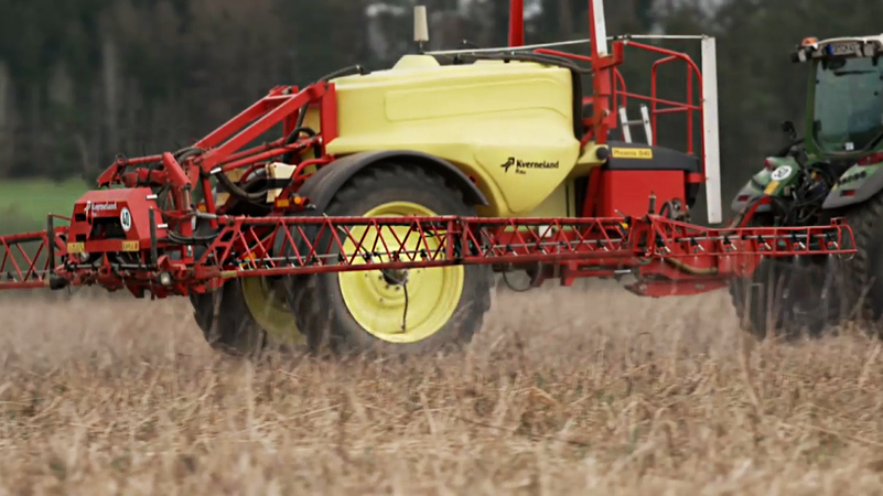 Landwirt Obermaier spritzt ein Herbizid mit dem Wirkstoff Glyphosat auf seinem Rübenfeld. | Bild: BR Landwirt Obermaier spritzt ein Herbizid mit dem Wirkstoff Glyphosat auf seinem Rübenfeld.