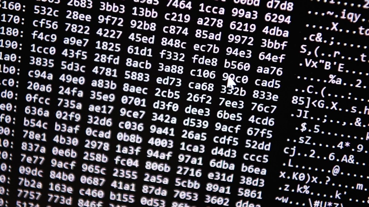 Ein Zahlencode läuft in der Zentralstelle Cybercrime Bayern (ZCB) über einen Bildschirm.