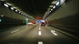 Der oft als "BMW-Autobahn" bezeichnete Tunnel soll von der Schleißheimer Straße unter dem Hasenbergl zum Autobahndreieck Feldmoching führen.  Zu sehen ist ein Tunnel und vier PKW. (Symbolbild) | Bild:BR / Johanna Schlüter 