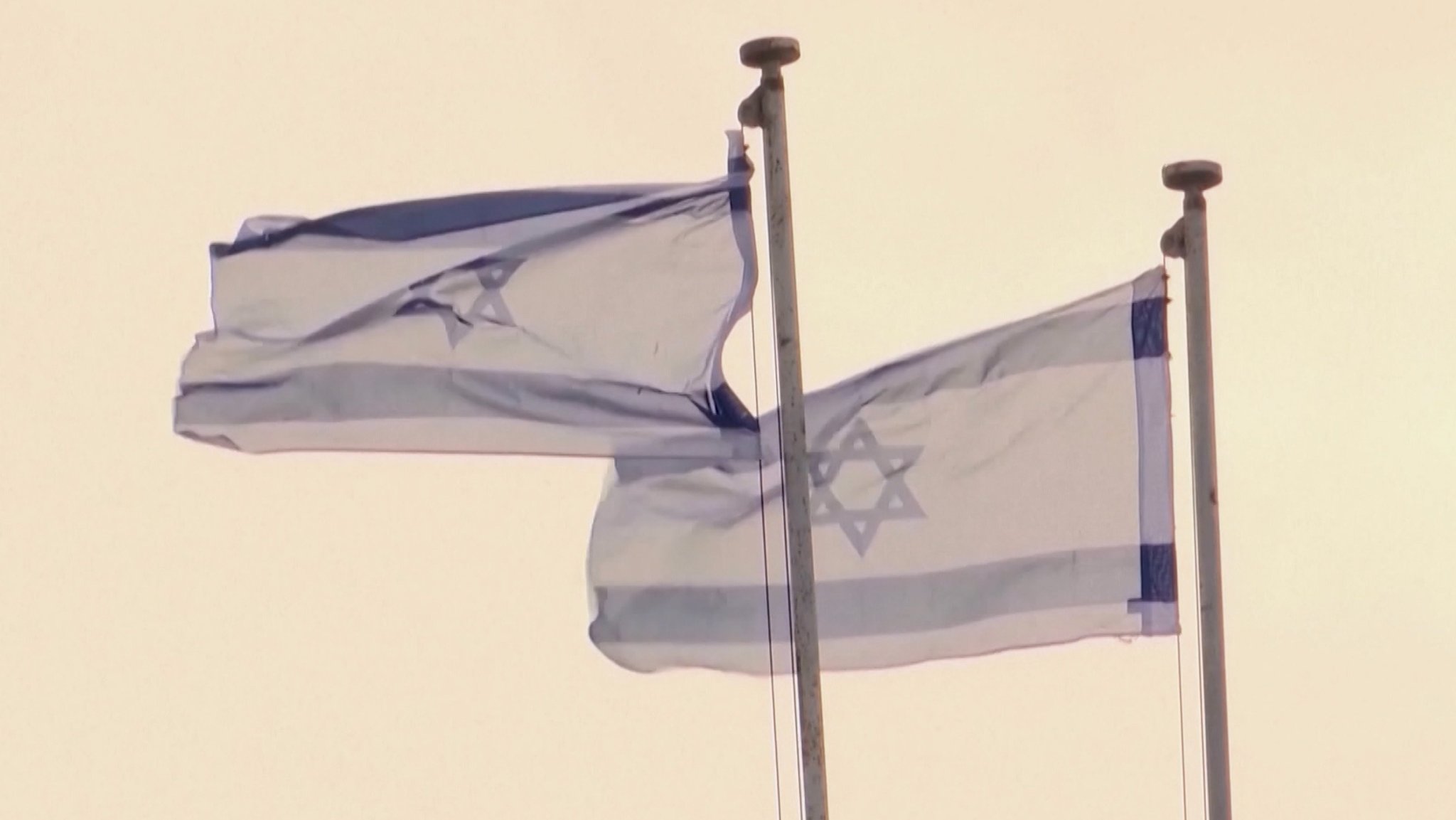 Israelische Flaggen wehen im Wind.