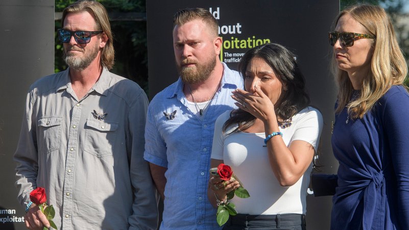 Archivbild: Die Brüder von Virginia Giuffre, darunter Sky Roberts zusammen mit seiner Frau während einer Gedenkveranstaltung in Washington | Bild: dpa-Bildfunk/Rod Lamkey Archivbild: Die Brüder von Virginia Giuffre, darunter Sky Roberts zusammen mit seiner Frau während einer Gedenkveranstaltung in Washington