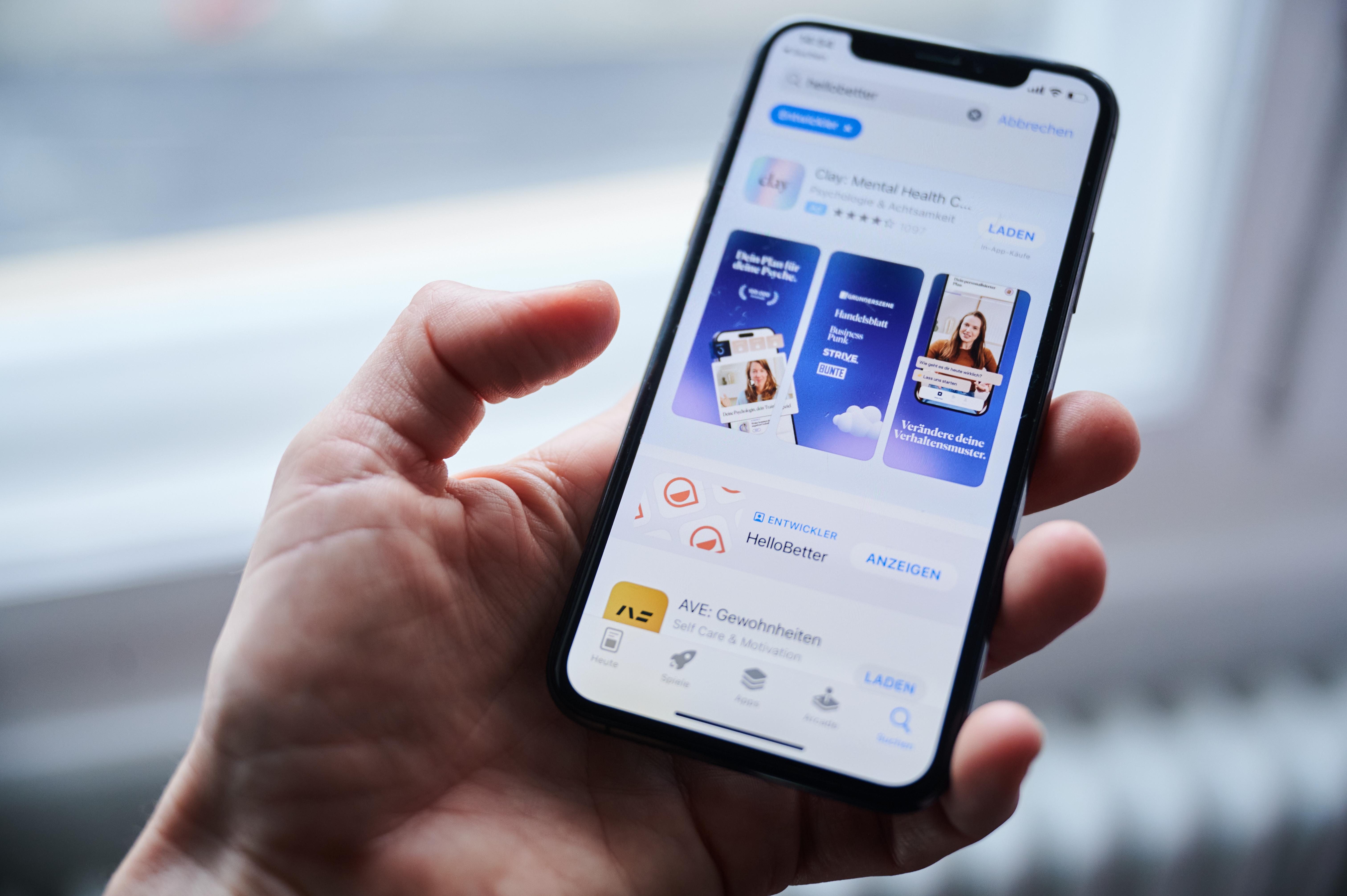 „HelloBetter“ steht auf der App Anzeige eines Smartphones. Die Nutzung von ärztlich verschriebenen Gesundheits-Apps zieht an.