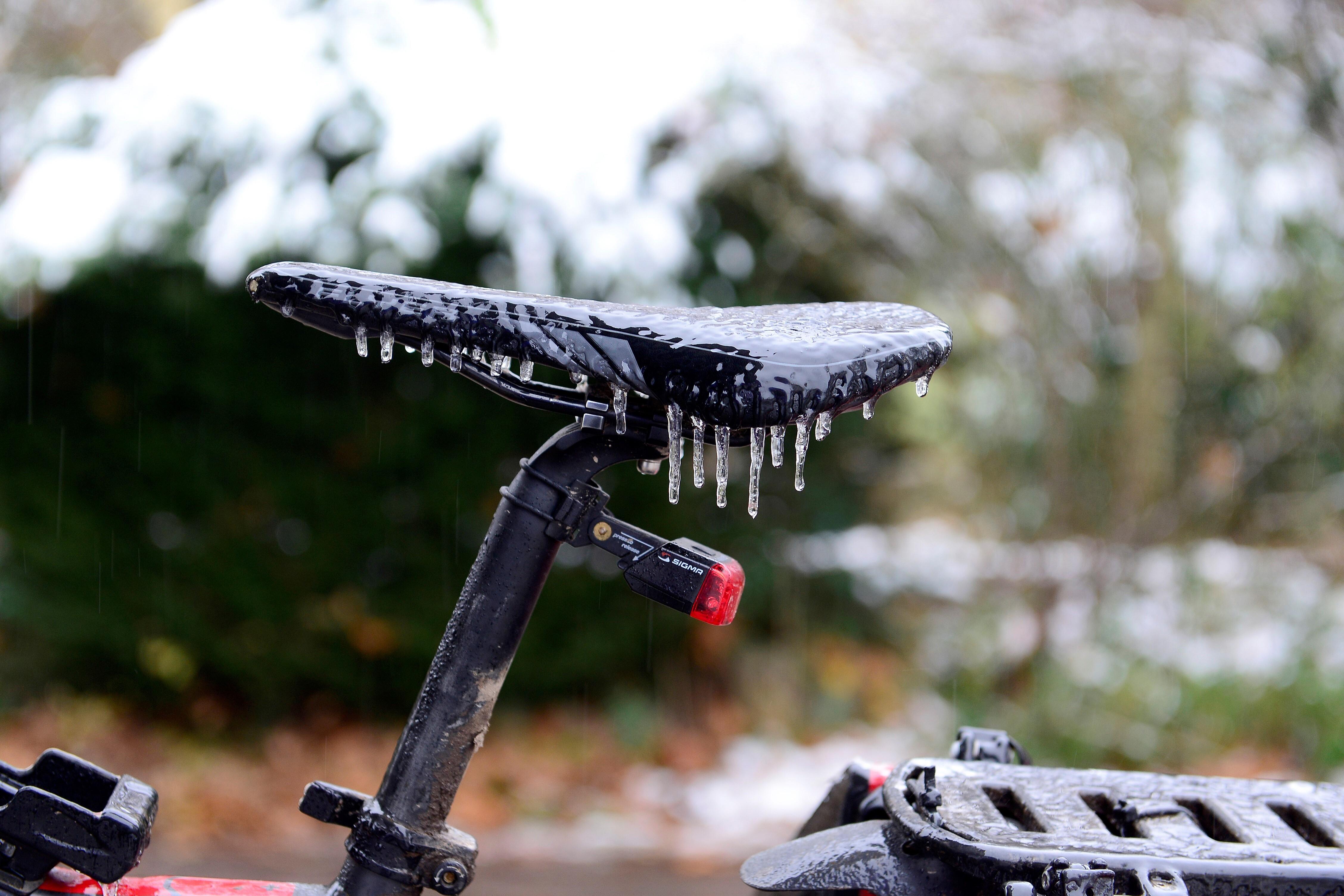 Ein Fahrradsattel, der mit Blitzeis überzogen ist.