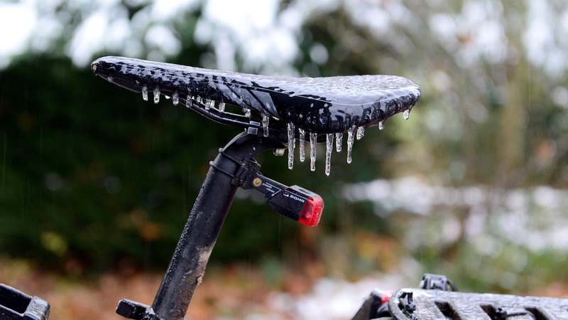 Ein Fahrradsattel, der mit Blitzeis überzogen ist. | Bild: picture alliance/dpa/dpa Grafik | dpa-infografik GmbH Ein Fahrradsattel, der mit Blitzeis überzogen ist.
