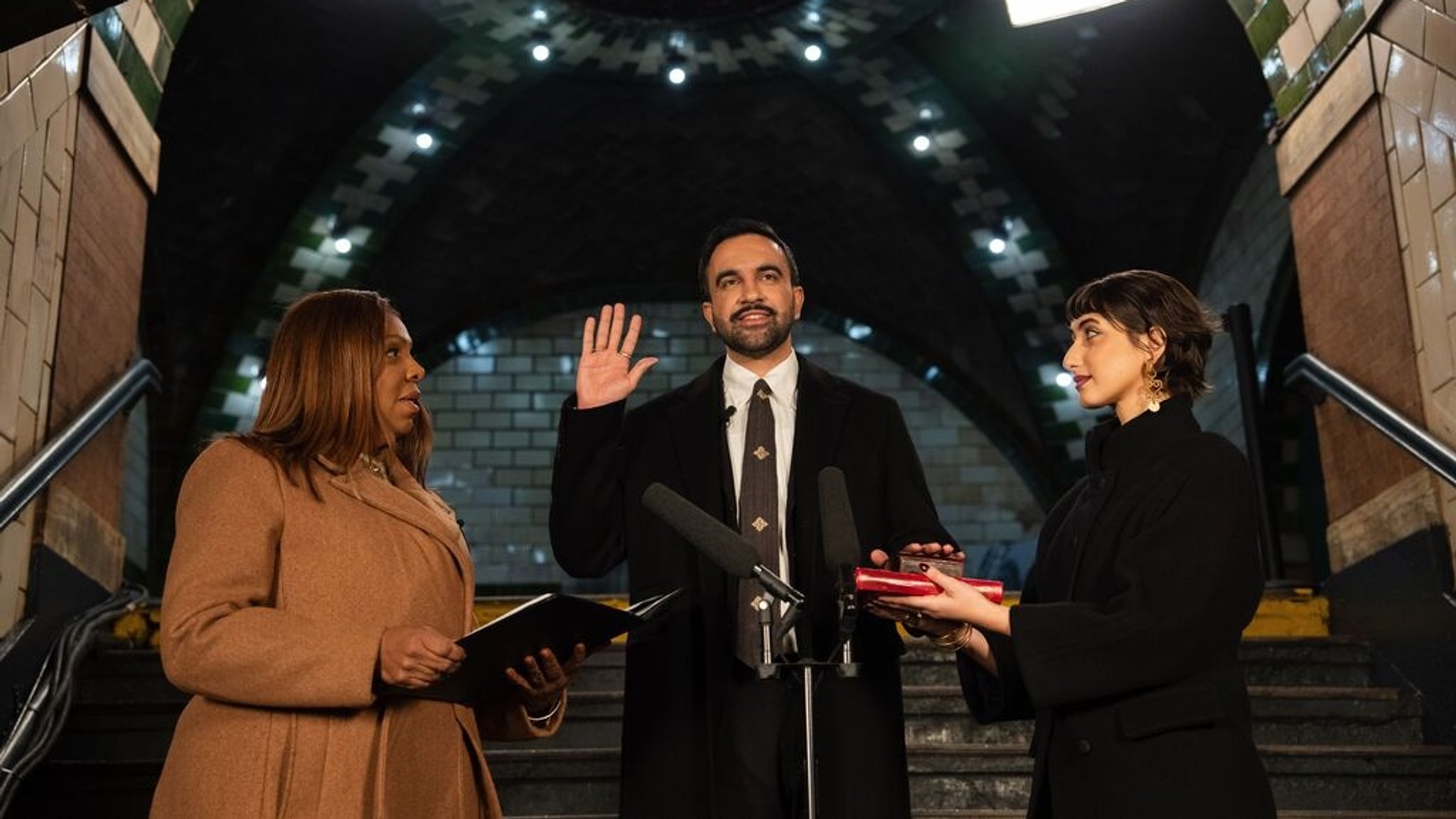 dpatopbilder - 01.01.2026, USA, New York: Der gewählte Bürgermeister Zohran Mamdani leistet den Amtseid während einer Vereidigungszeremonie in der U-Bahn-Station Old City Hall. Foto: Amir Hamja/Pool The New York Times/AP/dpa - ACHTUNG: Nur zur redaktionellen Verwendung und nur mit vollständiger Nennung des vorstehenden Credits +++ dpa-Bildfunk +++
