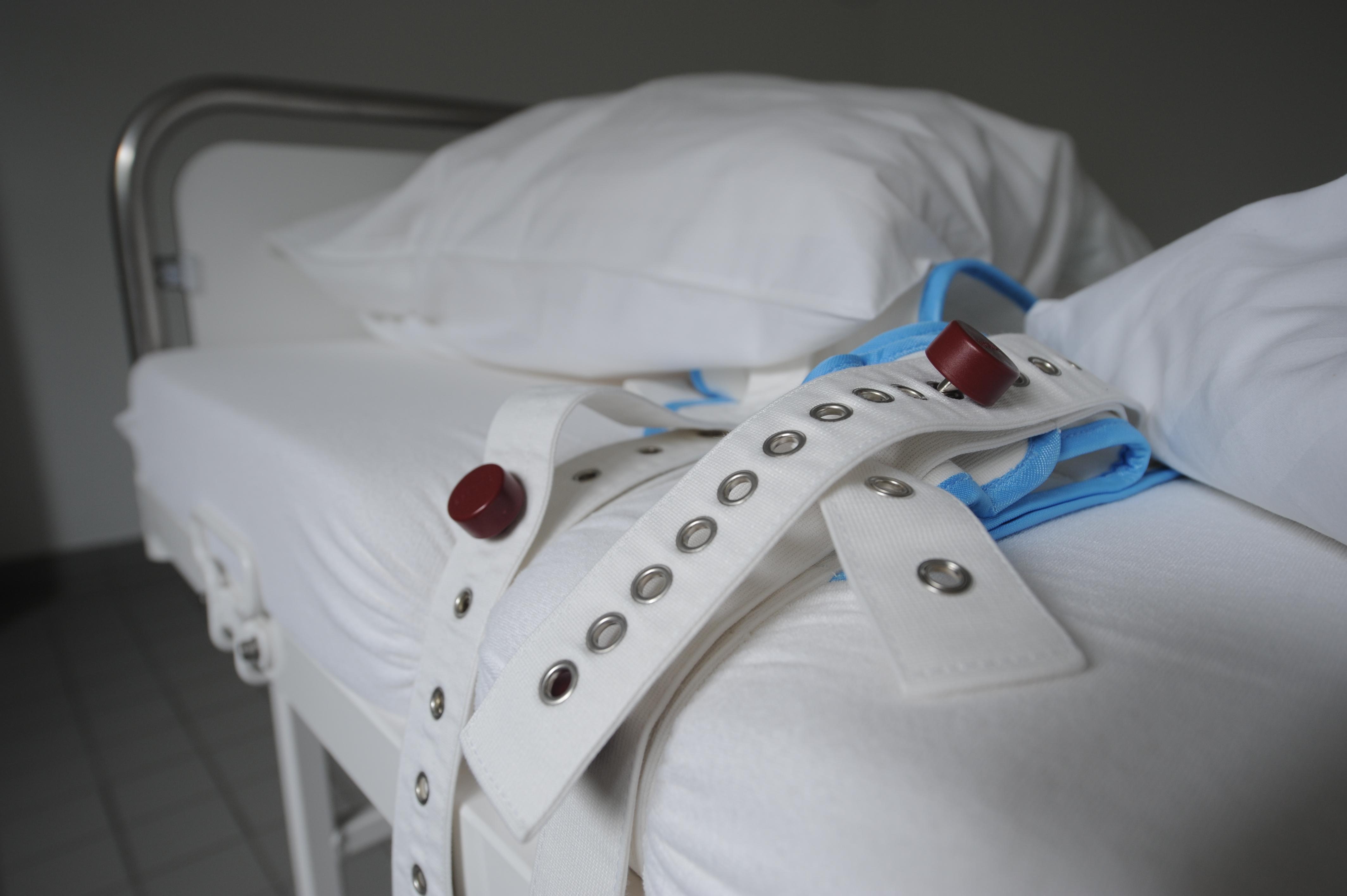 ARCHIV (12.05.2011): Ein Bett zum Fixieren eines Patienten steht in einem Beobachtungsraum in der Forensisch-Psychiatrischen Klinik in Straubing (Niederbayern),